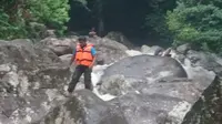 Tim gabungan melakukan pencarian terhadap tiga mahasiswa yang hanyut di kawasan air terjun Lubuk Hitam Padang. (Liputan6.com/ BPBD Padang)