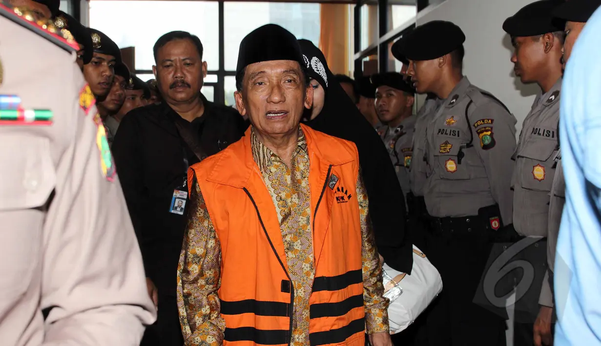 Fuad Amin Imron berjalan usai menjalani sidang di Pengadilan Tipikor, Jakarta, Rabu (13/5/2015). Fuad terlibat kasus dugaan suap jual beli pasokan gas alam di Gresik dan Gili Timur, Bangkalan. (Liputan6.com/Helmi Afandi)