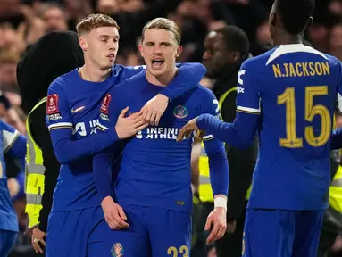 Pemain Chelsea, Conor Gallagher (ketiga kiri) melakukan selebrasi setelah mencetak gol penentu kemenangan timnya saat pertandingan sepak bola putaran kelima Piala FA Inggris melawan Leeds United di Stadion Stamford Bridge, London, Rabu, 28 Februari 2024. (AP Photo/Kirsty Wigglesworth)