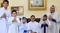 Keluarga Cristian Gonzales saat merayakan Idul Fitri 1437 H di Malang, Jawa Timur. (Instagram Amanda Gonzales)