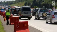 Petugas kepolisian mengatur lalu lintas di jalur arah Jakarta Tol Cipali, Jawa Barat, Kamis (29/6). Sejumlah kepolisian disiagakan untuk mengatur lalu lintas di Tol Cipali yang semakin padat oleh pemudik arus balik. (Liputan6.com/Faizal Fanani)