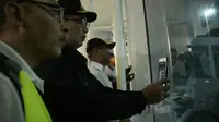 Gubernur Jawa Barat Ridwan Kamil memantau prosesi transit 69 ABK Princess Diamond dari Jepang di Bandara Internasional Jawa Barat (BIJB), Minggu (1/3/20) jelang tengah malam hingga dini hari tadi. (sumber foto : Humas Pemprov Jabar)