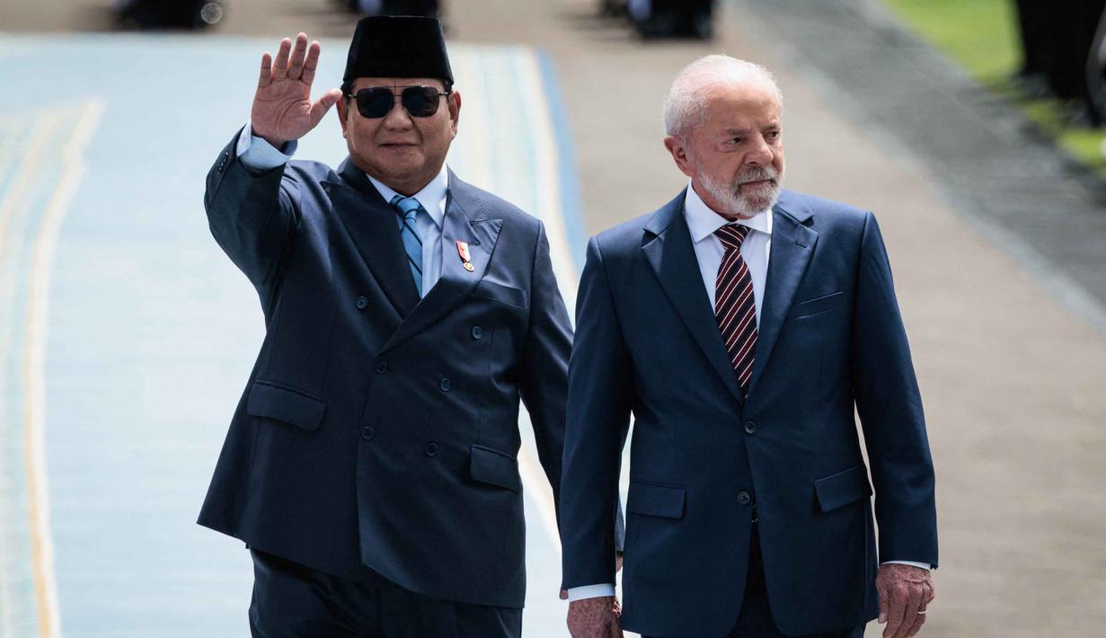 Presiden Republik Indonesia, Prabowo Subianto bersama Presiden Brasil Luiz Inacio Lula da Silva (kanan) memeriksa pasukan kehormatan sebelum pertemuan bilateral di Istana Kepresidenan, Jakarta, Kamis 23 Oktober 2025. (Yasuyoshi CHIBA/AFP)