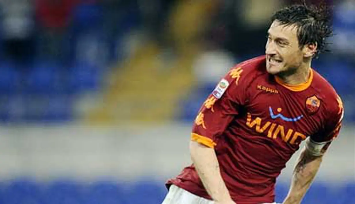 Selebrasi gol dari striker dan kapten AS Roma Francesco Totti ke gawang Lazio dalam lanjutan Serie A di Olympic Stadium, 13 Maret 2011. Roma unggul 2-0. AFP PHOTO / FILIPPO MONTEFORTE 