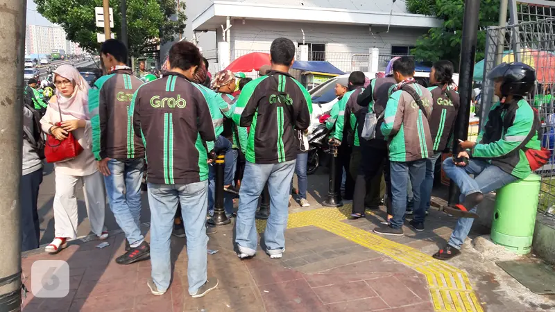 Driver ojek online menunggu penumpang di dekat Stasiun Tanah Abang, Jakarta Pusat.