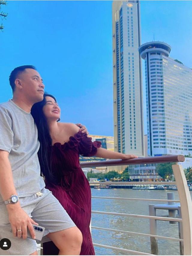 Sempat Dikira Putus, Ini 6 Potret Dewi Perssik dan Rully yang Makin Mesra