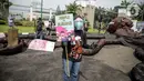 Aktivis Greenpeace menggelar aksi di depan Gedung DPR RI, Jakarta, Selasa (5/10/2021). Dalam aksinya, mereka membawa gurita raksasa sebagai simbol oligarki serta menyerukan kepada pemerintah agar serius mengatasi pandemi dan memberantas korupsi energi. (Liputan6.com/Faizal Fanani)