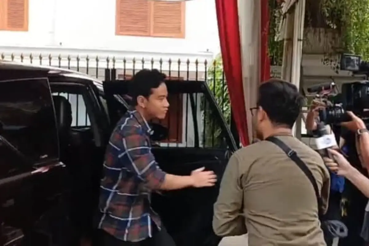 Calon wakil presiden nomor urut 02 Gibran Rakabuming Raka menyambangi kediaman capres Prabowo Subianto di kediaman Kertanegara IV, Kebayoran Baru, Jakarta Selatan, Jumat (23/2/2024). (Merdeka.com/Muhammad Genantan Saputra)