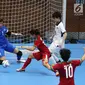 Kiper timnas futsal putri Indonesia Citra Adisti menghadang tendangan bola lawan saat berlaga melawan Thailand dalam laga ketiga futsal SEA Games 2017 di Shah Alam, Selangor, Malaysia, Jumat (25/8). (Liputan6.com/Faizal Fanani)