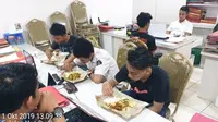 Sejumlah pelajar, dua di antaranya bocah SD makan lahap setelah kelaparan dan terlunta di Jakut. (dok Polres Jakut)