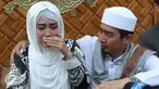 Ustad Solmed dan istri memberikan keterangan pers terkait issu pengeroyokan Ustad Solmed saat akan mengisi acara di Desa Pasuruan, Banten pada Jumat (6/5), Jakarta, Rabu (11/5). (Liputan6.com/Herman Zakharia)