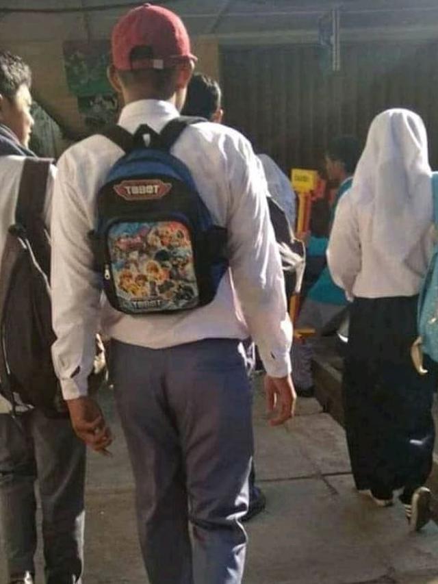 6 Momen Apes Murid Salah Pakai Seragam Saat Upacara, Harus Tahan Malu