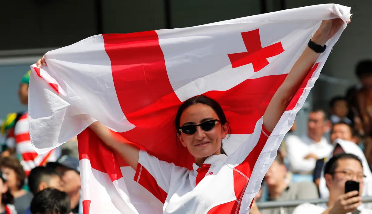Suporter Georgia menunggu dimulainya pertandingan antara Georgia dengan Uruguay pada Rugby World Cup 2019 di Stadion Rugby Kumagaya, Jepang, Minggu (29/9/2019). Rugby World Cup 2019 berlangsung pada 20 September  hingga 2 November. (AP Photo/Shuji Kajiyama)