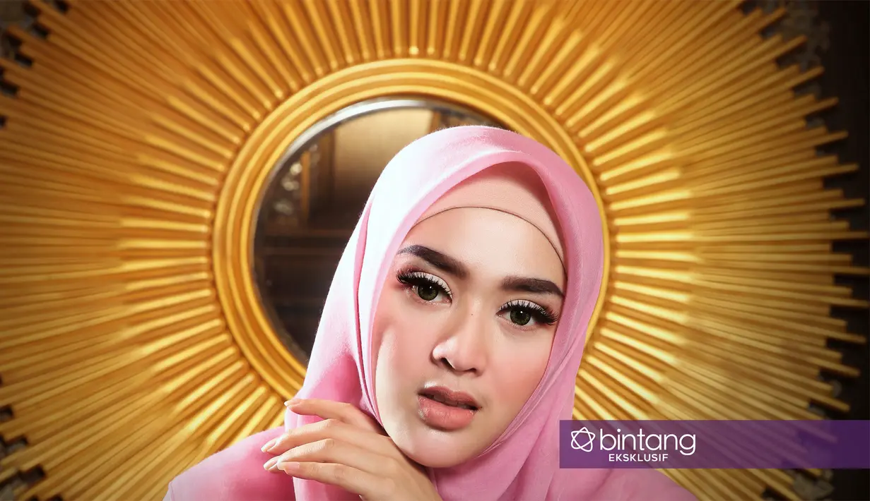 Dengan berurai air mata, Tiara mencurahkan isi hatinya. "Saya nggak kuasa ketika ibu bicara pada saya itu nangis. Dan saya berpura-pura, mama, neng nggak apa-apa," ujarnya. (Bambang E. Ros/Bintang.com)