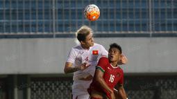 Aksi Fachrudin (kanan) menghadang pemain Vietnam pada laga uji coba di Stadion Maguwoharjo, Minggu (09/10/2016). (Bola.com/Nicklas Hanoatubun)