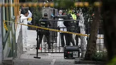Polisi penjinak bom melakukan pemeriksaan di lokasi ledakan di dekat arena adu banteng Plaza Santamaria di pusat kota Bogota, Kolombia, Minggu (19/2). Peristiwa itu menyebabkan satu orang polisi tewas dan sebanyak 30 orang terluka. (STR/AFP)