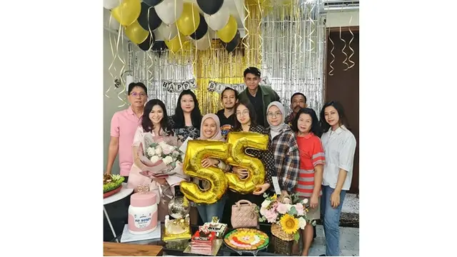 6 Potret Ulang Tahun Puspa Dewi ke-55, Viral Dijuluki Nenek Cantik