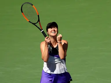 Petenis Ukraina, Elina Svitolina mengembalikan bola ke arah petenis Inggris, Johanna Konta pada perempat final AS Terbuka 2019 di Arthur Ashe Stadium, Selasa (3/9/2019). Elina Svitolina melangkah ke babak semifinal setelah menumbangkan Johanna Konta dengan skor 6-4 dan 6-4. (TIMOTHY A. CLARY/AFP)
