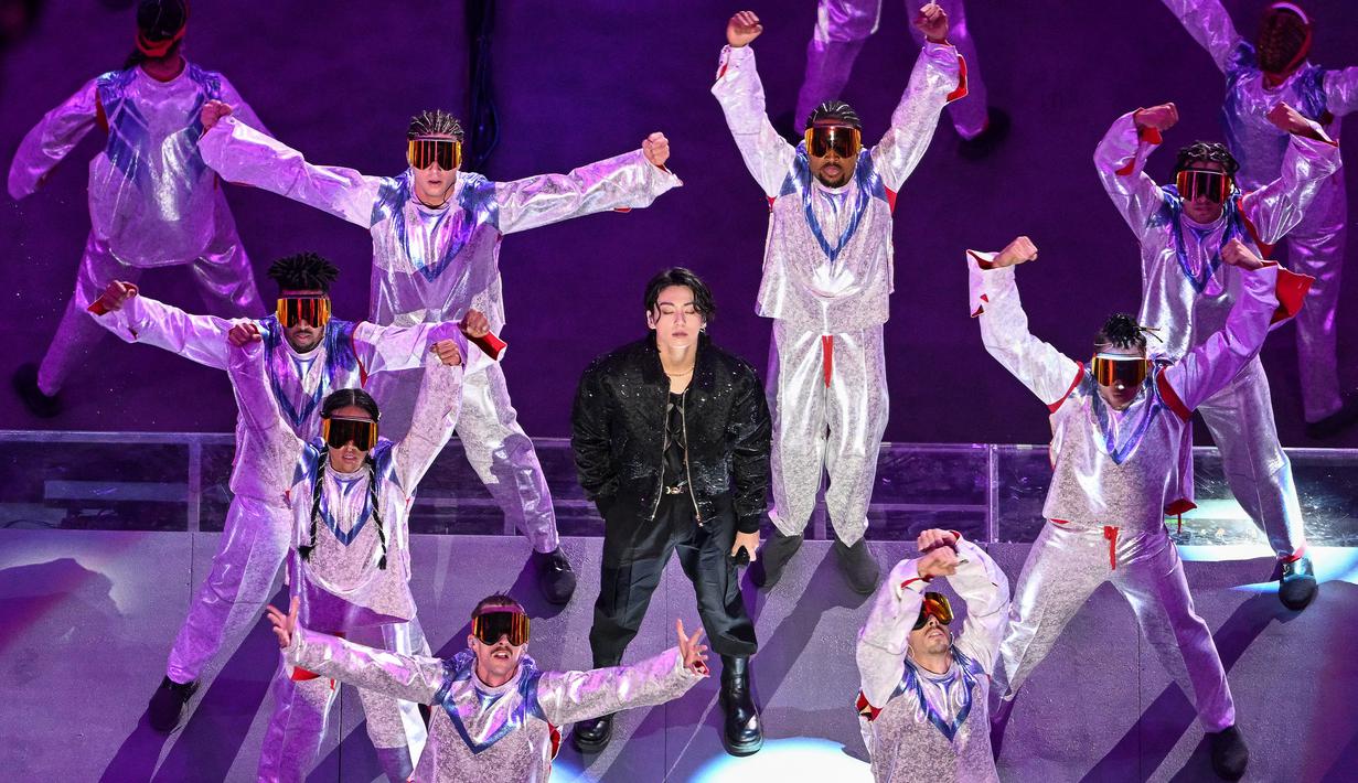 Suara teriakan dari puluhan ribu pendukung yang memadati Al Bayt Stadium terus menggema ketika Jungkook melantunkan lagu Dreamers. (AFP/Kirill Kudrayavtsev)