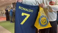 Kepastian bergabungnya Cristiano Ronaldo pada 31 Desember 2022 bersama klub papan atas Arab Saudi, Al Nassr langsung berpengaruh signifikan dari sisi bisnis. Para fans Al Aalami, julukan bagi Al Nassr, berbondong-bondong mengunjungi toko resmi pernak-pernik klub Al Nassr di Riyadh untuk berburu jersey bernomor punggung 7 bertuliskan "Ronaldo". (AFP/Fayez Nureldine)