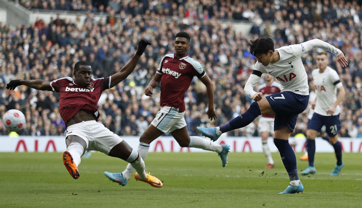 <p>West Ham United. Dari total 15 kali pertemuan dengan West Ham United di semua ajang, Son Heung-min berhasil mencetak 7 gol dan 7 assist serta membawa Tottenham Hotspur 7 kali menang, 2 kali imbang dan 6 kali kalah. Gol terakhir ke gawang West Ham United dicetak lewat brace pada pekan ke-30 Liga Inggris musim 2021/2022, 20 Maret 2022 dalam laga yang berkesudahan 3-1. (AFP/Ian Kington)</p>