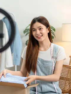 Ilustrasi penjual melakukan sesi Shopee Live. (c) katcha.natsarin@gmail.com/Depositphotos.com