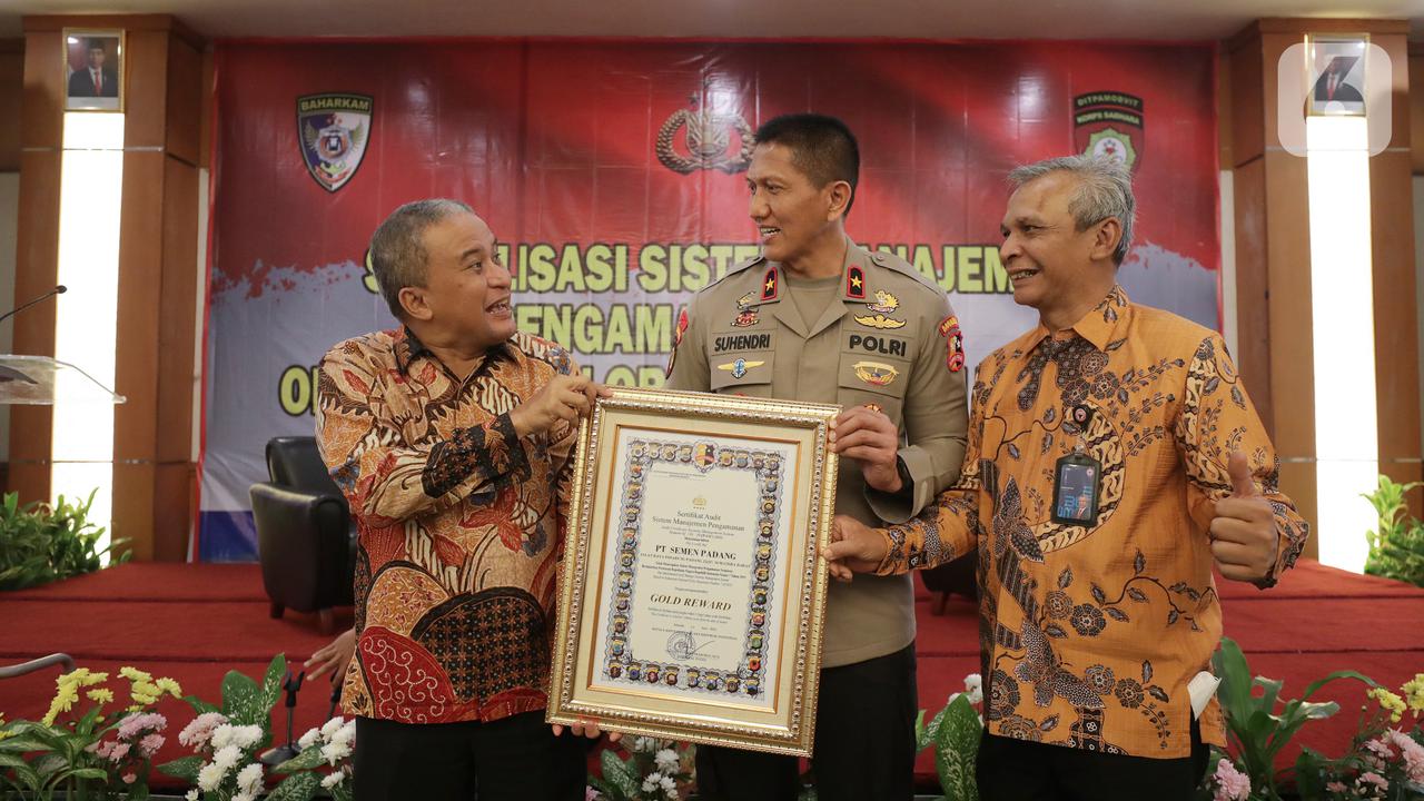 Semen Padang Raih Sertifikat Gold Reward SMP Obvitnas dari Kapolri