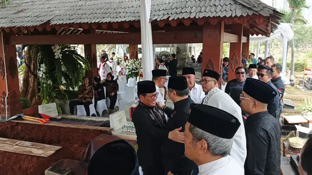 Pramono Anung dan Rano Karno Tiba di TPU Karet Bivak