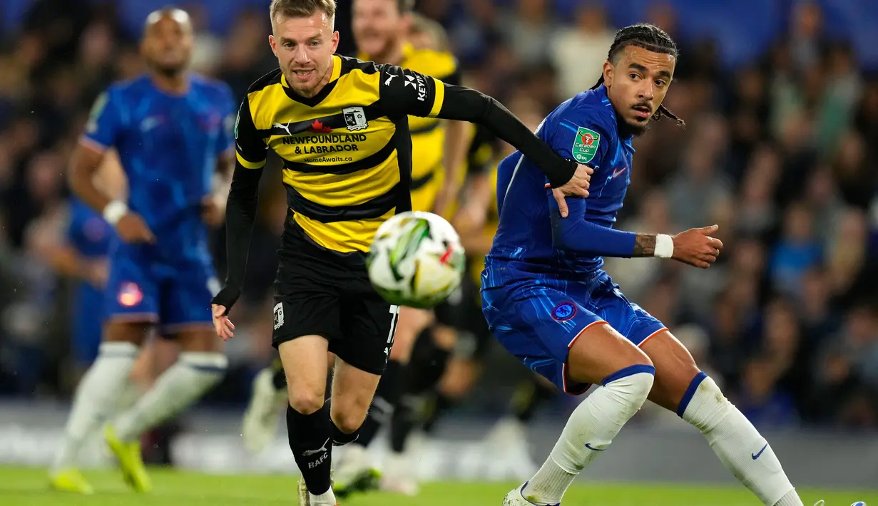 Hingga akhir babak pertama, Chelsea unggul tiga gol setelah pemain Barrow, Paul Farman melakukan gol bunuh diri pada menit ke-28. (AP Photo/Kirsty Wigglesworth)