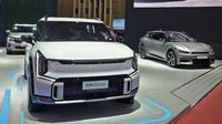 Lini produk Kia menghiasi booth di salah satu pameran otomotif. (ist)