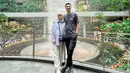 Liburan singkat sekaligus babymoon, Vebby Palwinta dan Razi Bawazier nikmati waktu berdua pada Januari 2023 lalu. Lewat keterangan unggahannya, artis blasteran India dan Melayu ini ungkap jika momen tersebut merupakan momen pertama kali ia dan suami liburan berdua semenjak menikah. Tampil simpel dengan kemeja dan celana, penampilan Vebby bikin gemas. (Liputan6.com/IG/@vebbypalwinta)