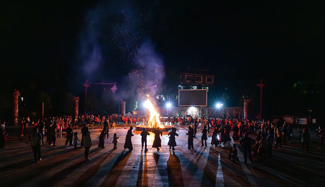 Orang-orang dari etnis minoritas Yi menari di sekitar api unggun untuk merayakan Festival Obor di Bijie, di provinsi Guizhou barat daya China pada 5 Juni 2023. (AFP/STR)