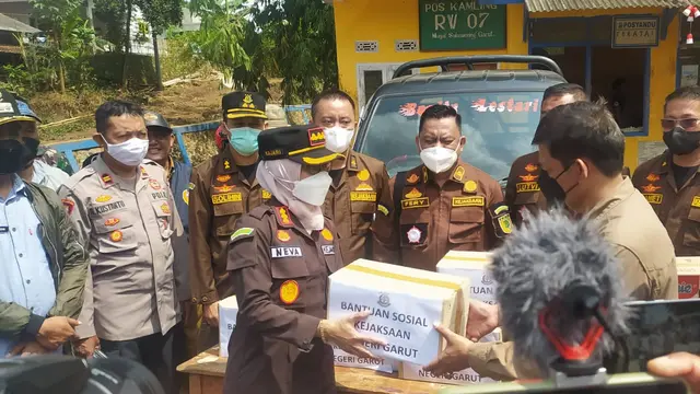 Kajari Garut Nevi Susanti secara simbolis menyerahkan bantuan bagi korban bencana banjir bandang blok Kampung Munjul, Kecamatan Sukawening, Garut, Jawa Barat.