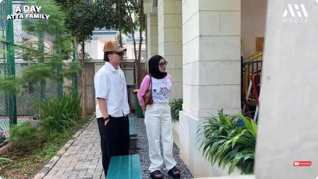 6 Detail Outfit Kasual Aurel Hermansyah Antar Ameena di Hari Pertama Sekolah