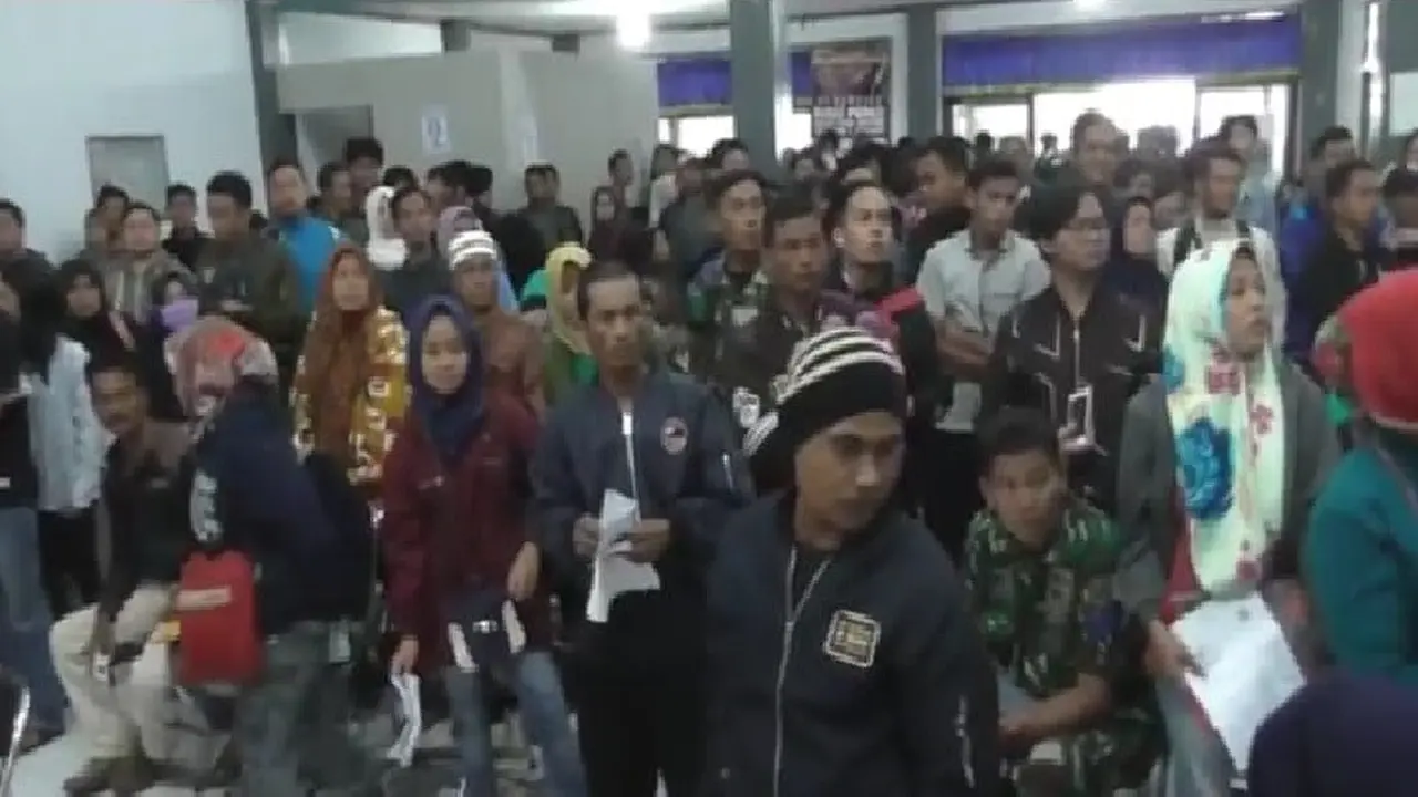 Warga antri buat KTP elektronik di Garut