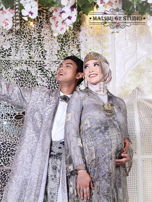 Tak hanya satu busana, Adhitya Putri dan Ridwan Ghani juga tampil memukau saat mengenakan busana warna silver dan biru. (Foto: instagram.com/malibu62studio)