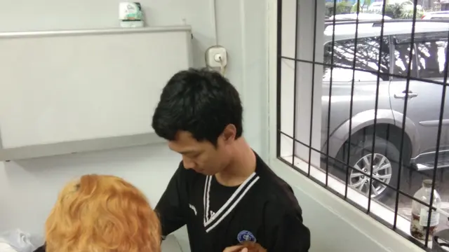 Dokter hewan Dian Novita Wijayanti sedang menyuntikkan microchip ke seekor anjing di Jakarta pada MInggu (30/9/2019) (Liputan6.com/Giovani Dio Prasasti)