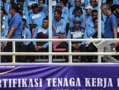 Para pekerja mengikuti sertifikasi massal tenaga kerja konstruksi terampil tahap III di Lingkungan Internal dan Eksternal Kementerian Pekerjaan Umum dan Perumahan Rakyat (PUPR) di Gelora Bung Karno, Jakarta, Rabu (18/10). (Liputan6.com/Faizal Fanani)