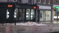 Pipa saluran air induk meledak di Islington dan mengakibatkan ribuan warga harus dievakuasi (@islingtongztte)