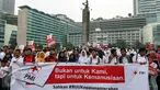 Ratusan sukarelawan Palang Merah Indonesia (PMI) gelar aksi di acara car free day, Bunderan HI, Jakarta, Minggu (6/3). Mereka mendesak DPR untuk mengesahkan RUU Kepalangmerahan menjadi UU Kepalangmerahan pada tahun 2016 ini.(Liputan6.com/Yoppy Renato)