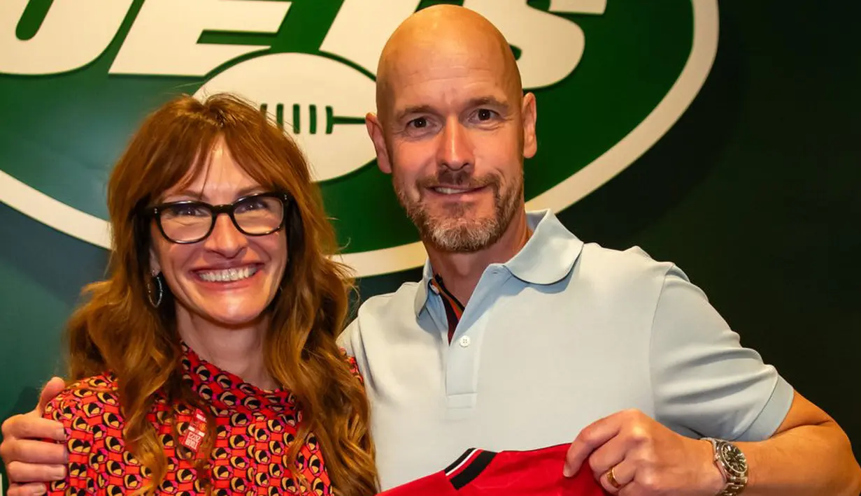 Aktris Hollywood, Julia Roberts (kedua kiri) berfoto bersama dengan pelatih Manchester United, Erik Ten Hag saat skuad MU melakukan tur pramusim di Amerika Serikat, Minggu (23/07/2023) WIB. (Bola.com/Bagaskara Lazuardi)