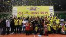 Para pevoli, pelatih dan staff PGN Popsivo merayakan gelar juara setelah mengalahkan Jakarta Pertamina Energi pada final Proliga 2019 di GOR Among Rogo, Yogyakarta, Sabtu (23/2). Popsivo menang 3-2 atas Pertamina. (Bola.com/Yoppy Renato)