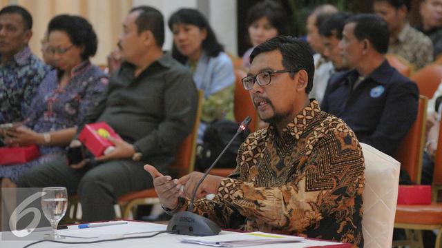 Capim KPK Giri Suprapdiono menjawab sejumlah pertanyaan dari anggota Pansel KPK di Gedung Sekneg, Jakarta, Selasa (25/8/2015). Pada hari ini tujuh capim KPK mengikuti wawancara tahap akhir. (Liputan6.com/Faizal Fanani)