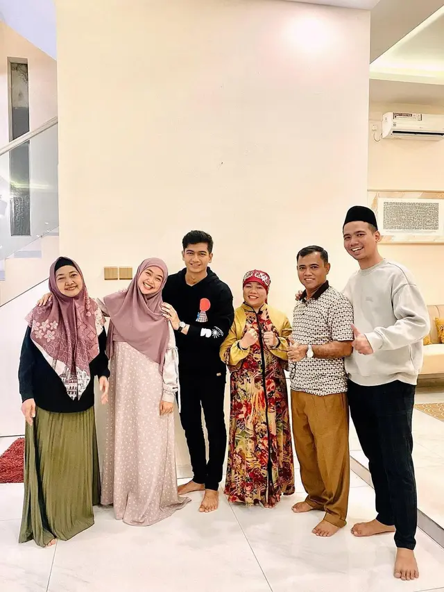 Makin Akrab, Ini 6 Momen Kebersamaan Ria Ricis dan Keluarga H. Faisal