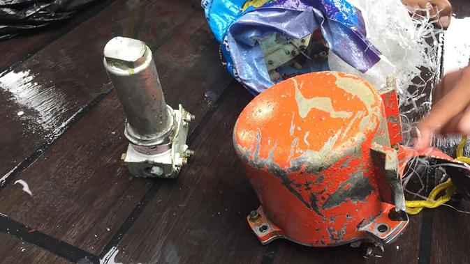 Cockpit Voice Recorder (CVR) Lion Air JT 610 yang jatuh di perairan Karawang Oktober 2018 lalu diperlihatkan oleh Personil TNI AL di laut lepas pantai Karawang (14/1). (AFP Photo/Azwar Ipank)