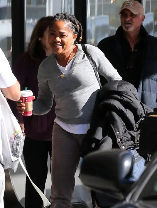 Doria Radlan adalah ibu dari Meghan Markle dan tentunya calon mertua Pangeran Harry. Wanita keturunan Afrika-Amerika ini merupakan seoran instruktur Yoga dan pekerja sosial dalam kesehariannya. (Doc. The Sun)