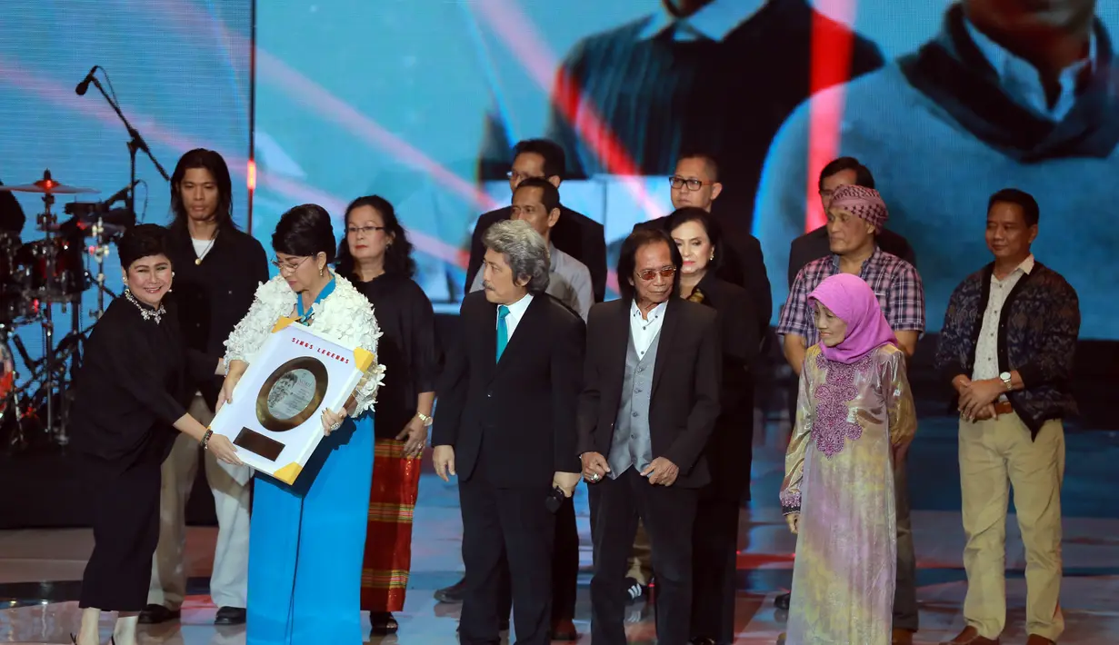 Dalam konser The Biggest Concert Noah bertajuk 'Sings Legends' juga diisi dengan pemberian penghargaan pada penyanyi yang telah melegenda.  (Adrian Putra/Bintang.com)