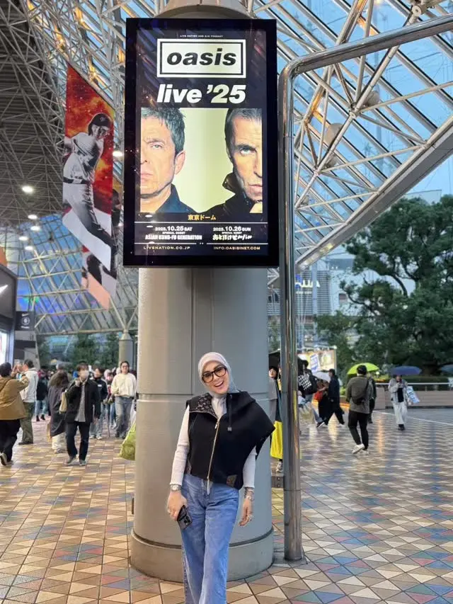 Gaya Syahrini dan Reino Barack Nonton Konser di Jepang