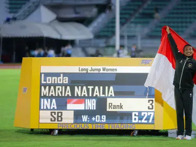 Atlet Indonesia, Maria Natalia Londa, berpose usai final lompat jauh putri SEA Games 2025 di Suphachalasai National Stadium, Pathum Wan, Bangkok, Thailand, Selasa (16/12/2025). Atlet Indonesia, Maria Natalia Londa, berhasil menambah pundi medali untuk Indonesia di SEA Games 2025 Thailand. (Bola.com/Bagaskara Lazuardi