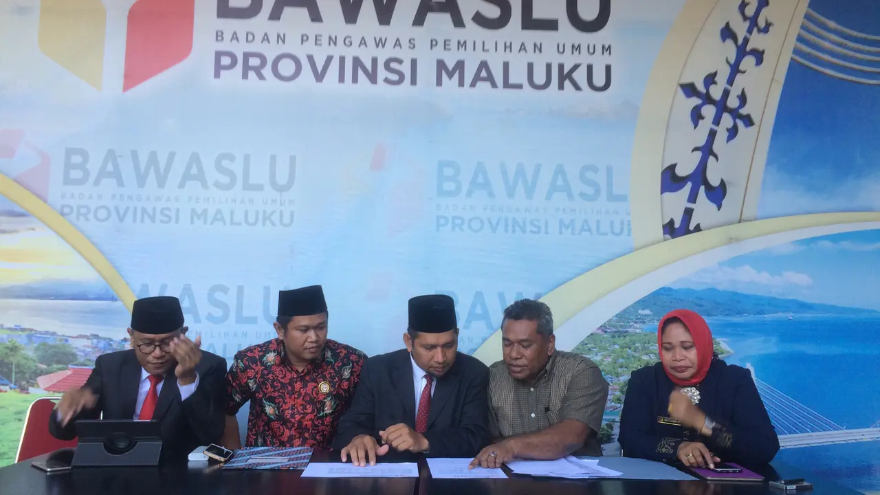 Para komisioner Bawaslu Maluku ketika memberikan keterangn pers terkait dengan penemuan belasan ribu data ganda di DPT Pemilu 2019. (Liputan6.com/Abdul Karim)
